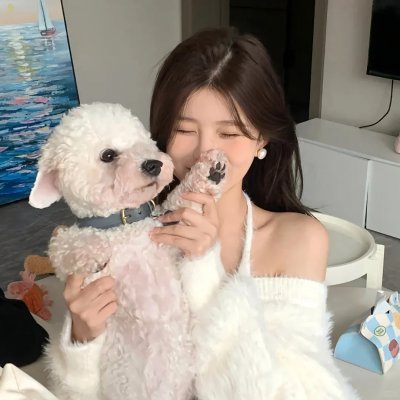 黑白照片的少女